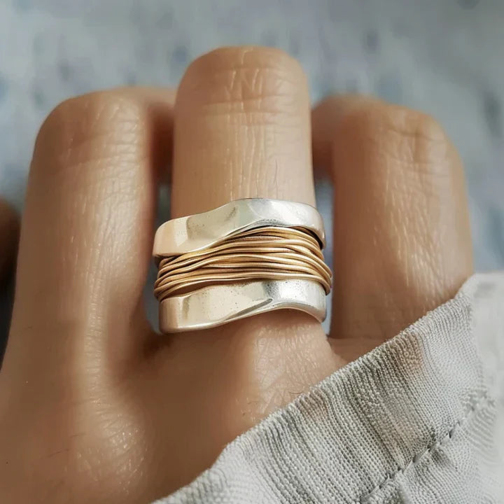 Zilveren ring met fijne gouden draden