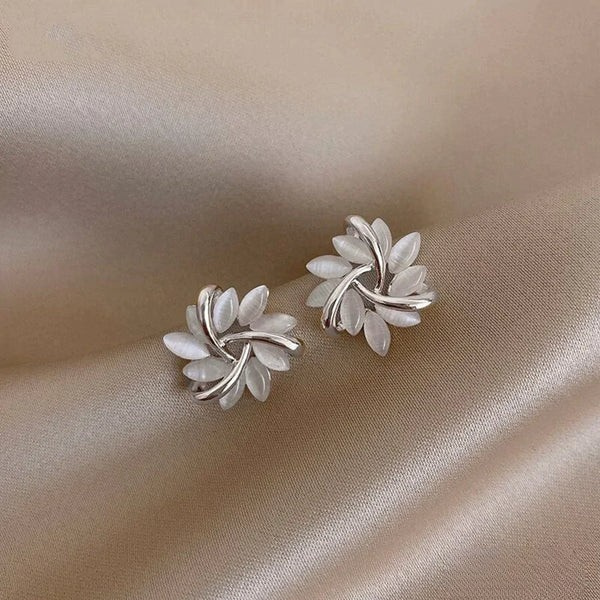 Sienna | Elegante opal bloemblaad oorbellen