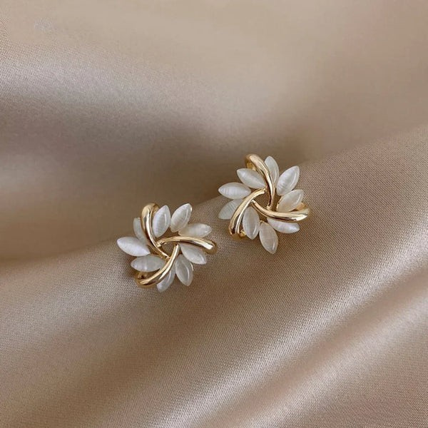 Sienna | Elegante opal bloemblaad oorbellen