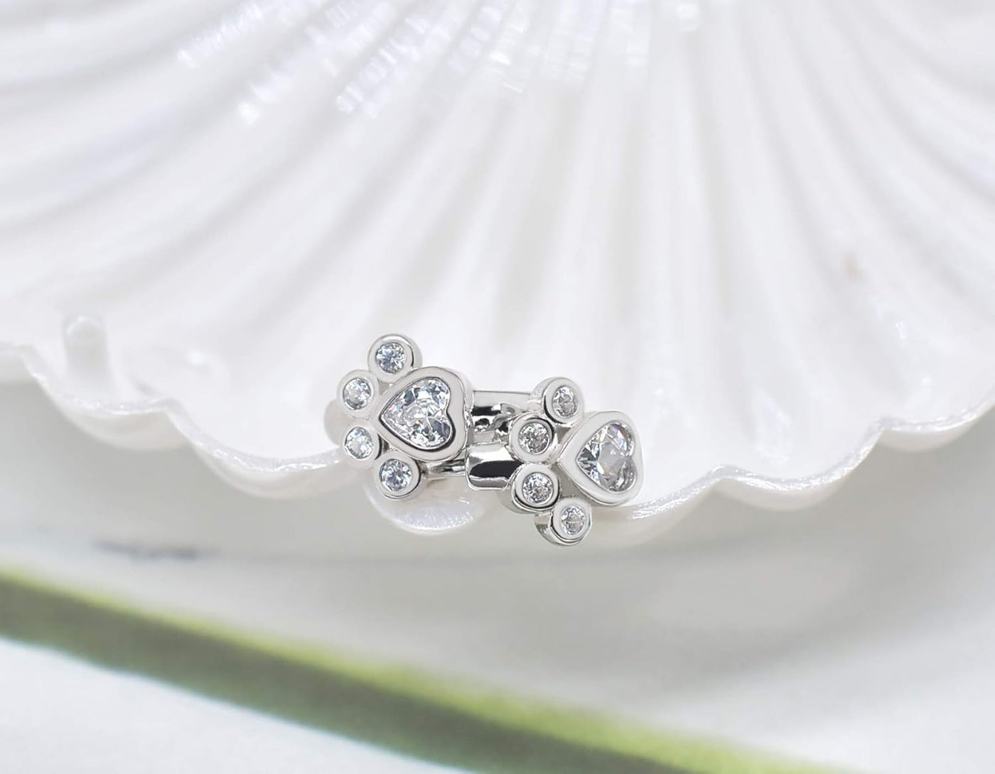 Kleine creolen met pootmotief