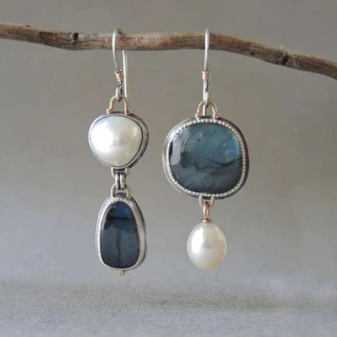 Vintage blauwe steen parel oorbellen.