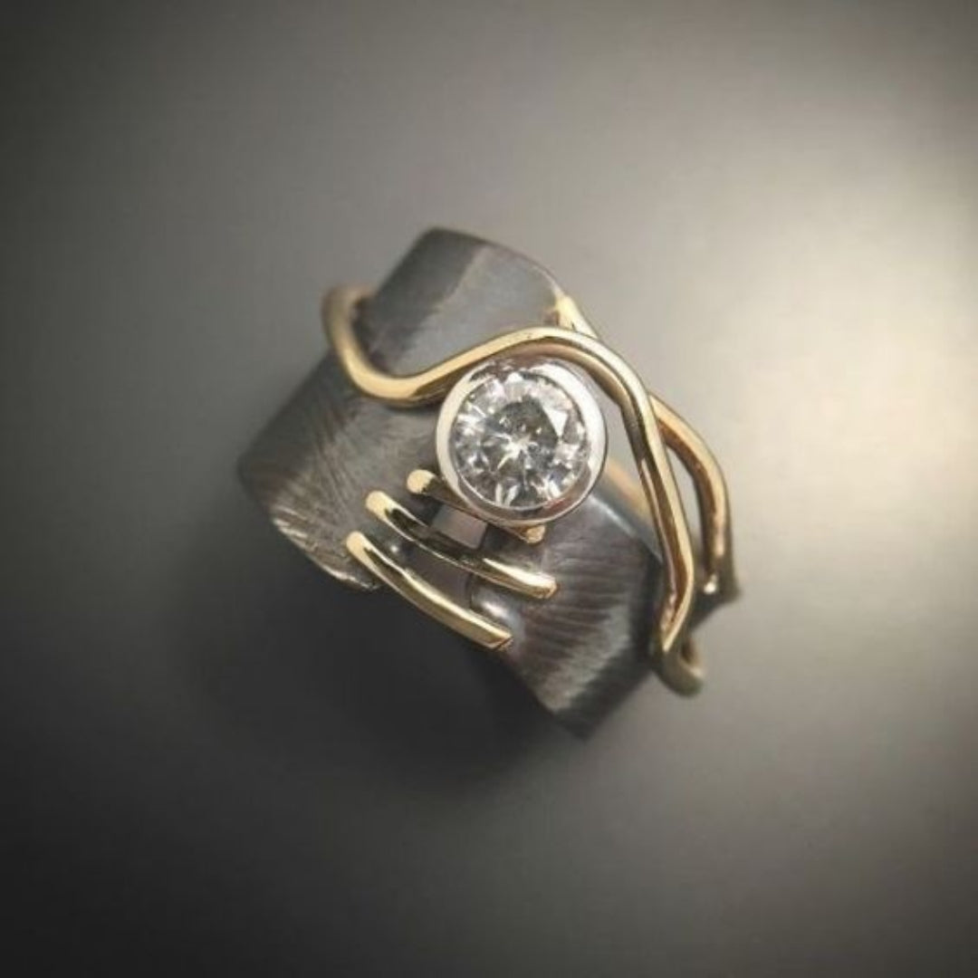 Vintage donkere zirkonia ring.