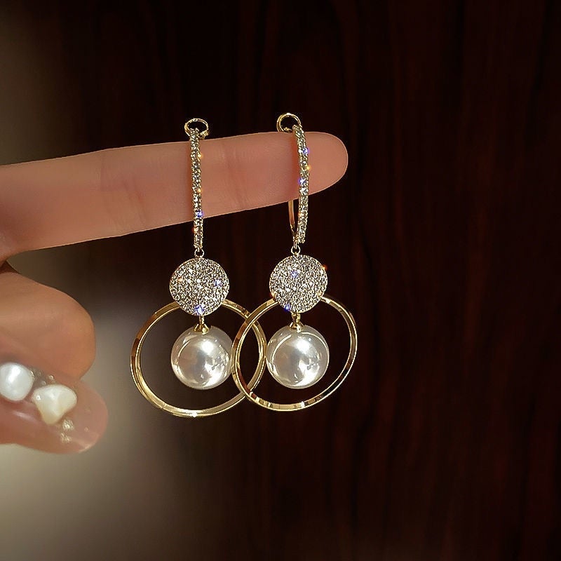 Luxe oorbellen met culturele parel