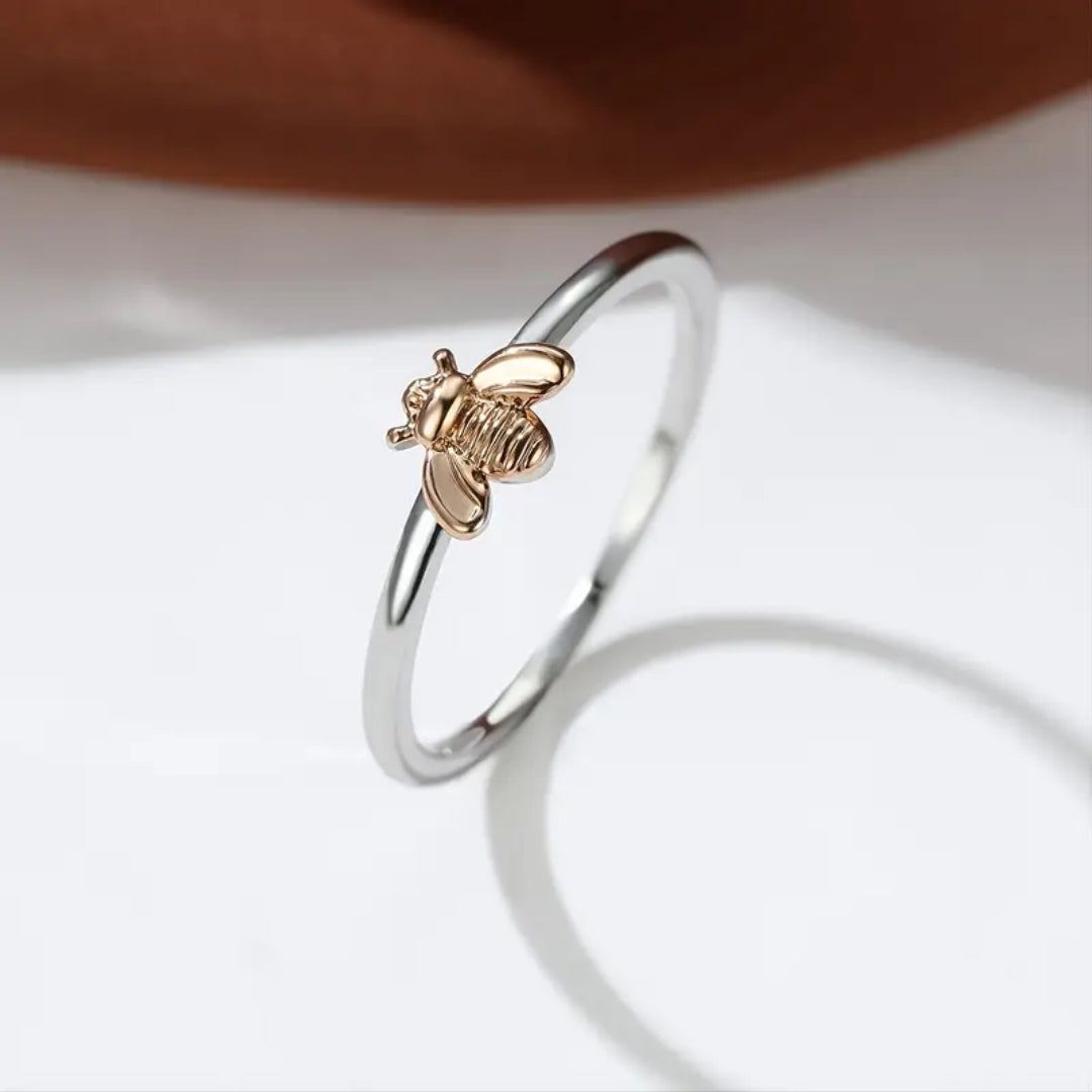 Gouden ring met zilveren details.
