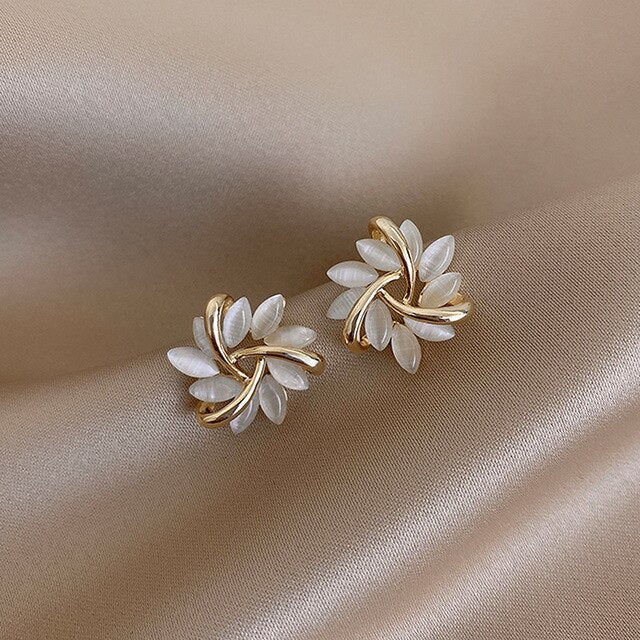 Luxe Oorbellen met Witte Opaal in Goud