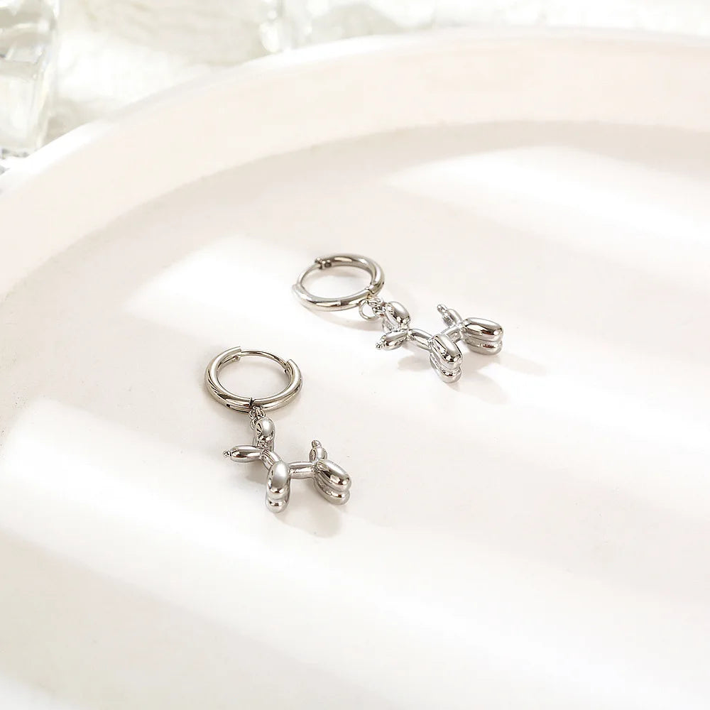 Mini ballonhond oorbellen – gouden creolen met hanger