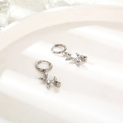 Mini ballonhond oorbellen – gouden creolen met hanger