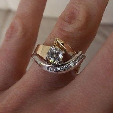 Stralende onregelmatige gouden ring.