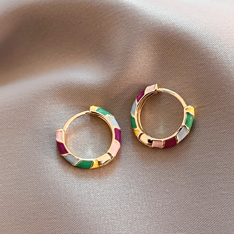 Elegante Oorbellen met Meerkleurige Emaille in Goud
