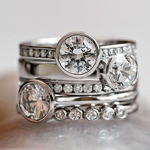 Elegante zilveren en kristallen ring.