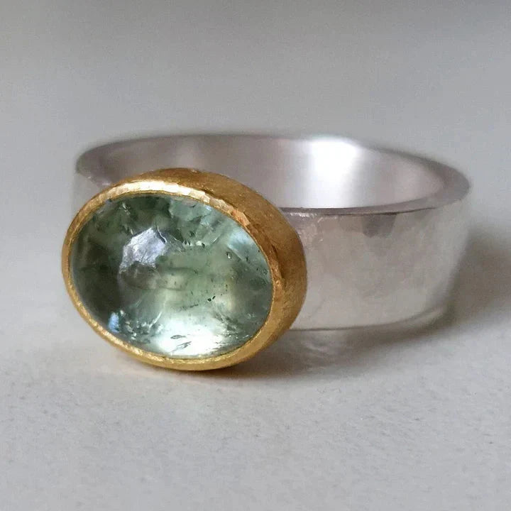 Handgemaakte vintage groene ring.